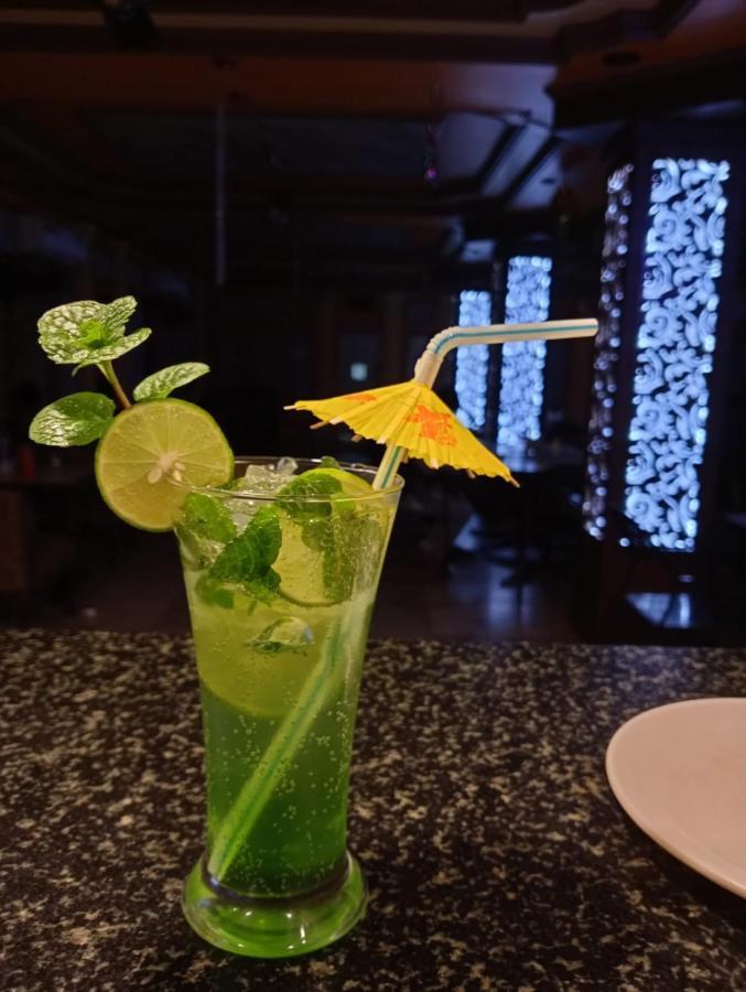 Hotel Samrat Baharampur Buitenkant foto