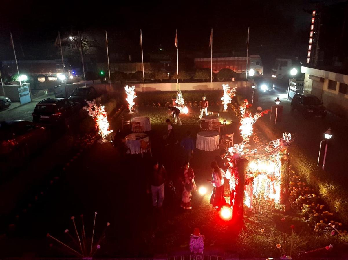 Hotel Samrat Baharampur Buitenkant foto