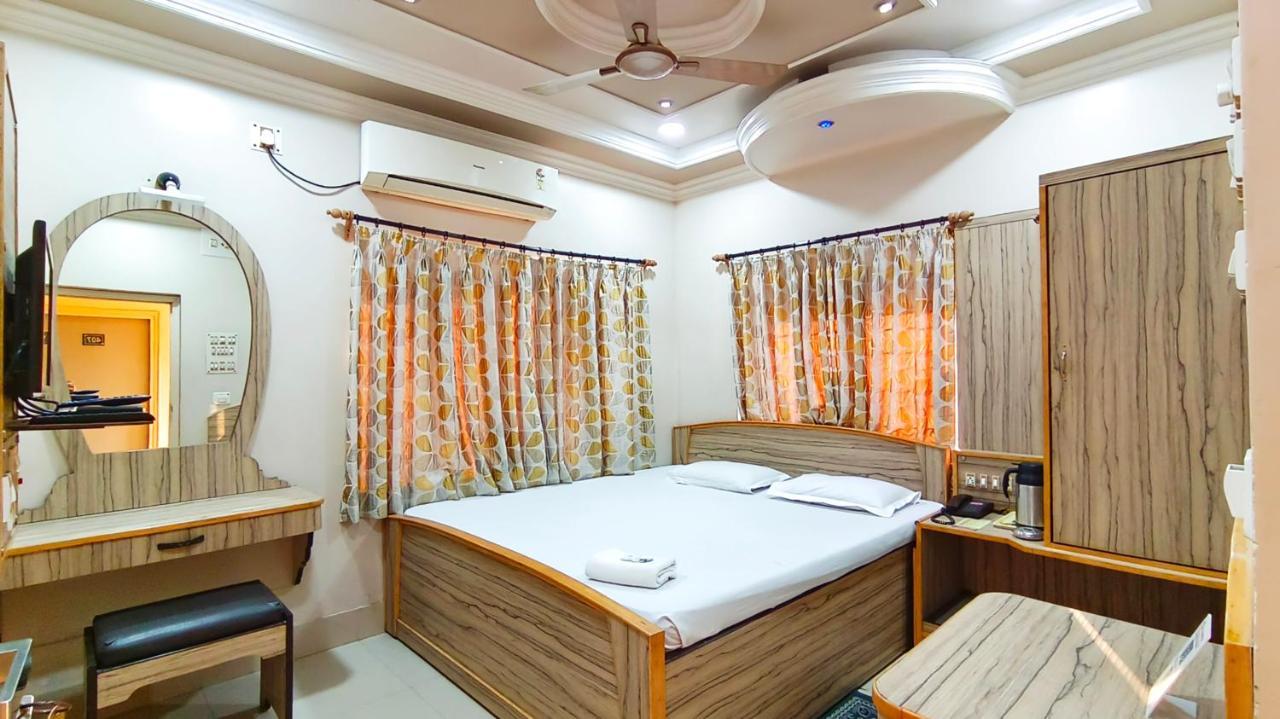 Hotel Samrat Baharampur Buitenkant foto