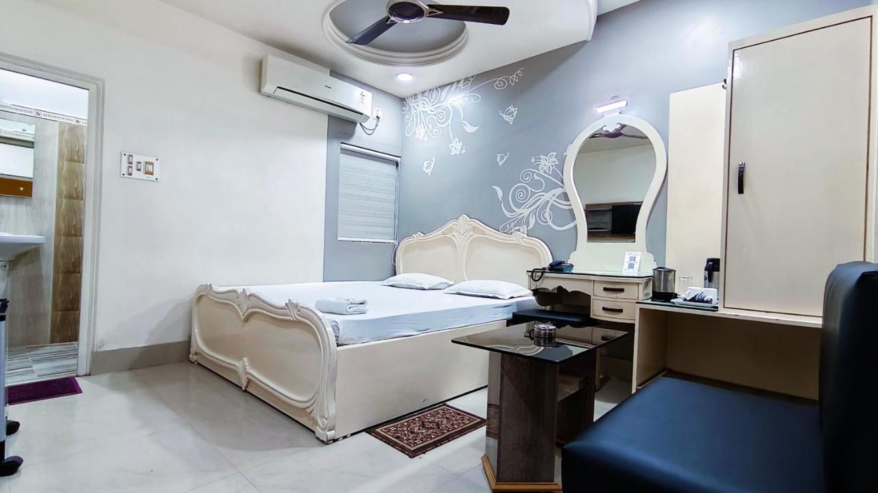 Hotel Samrat Baharampur Buitenkant foto