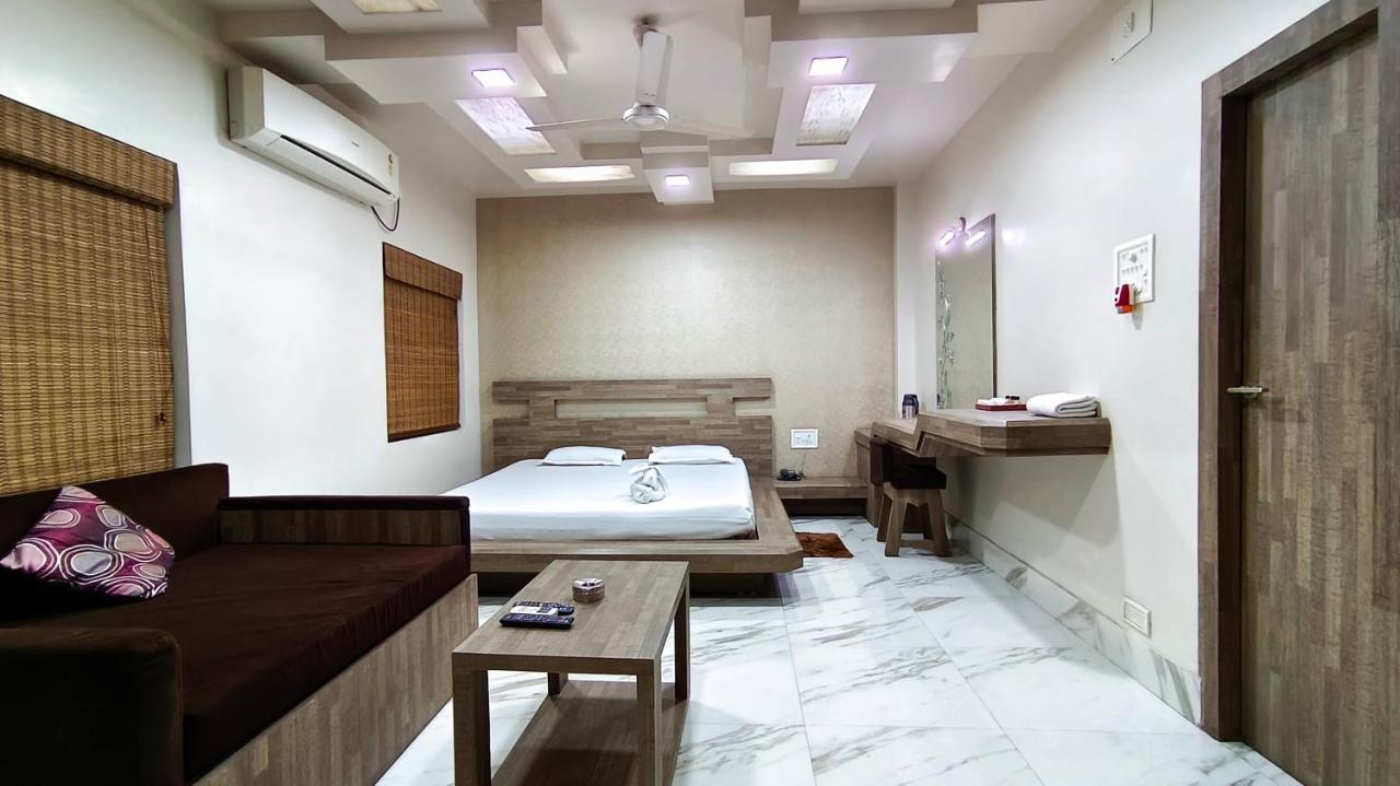 Hotel Samrat Baharampur Buitenkant foto