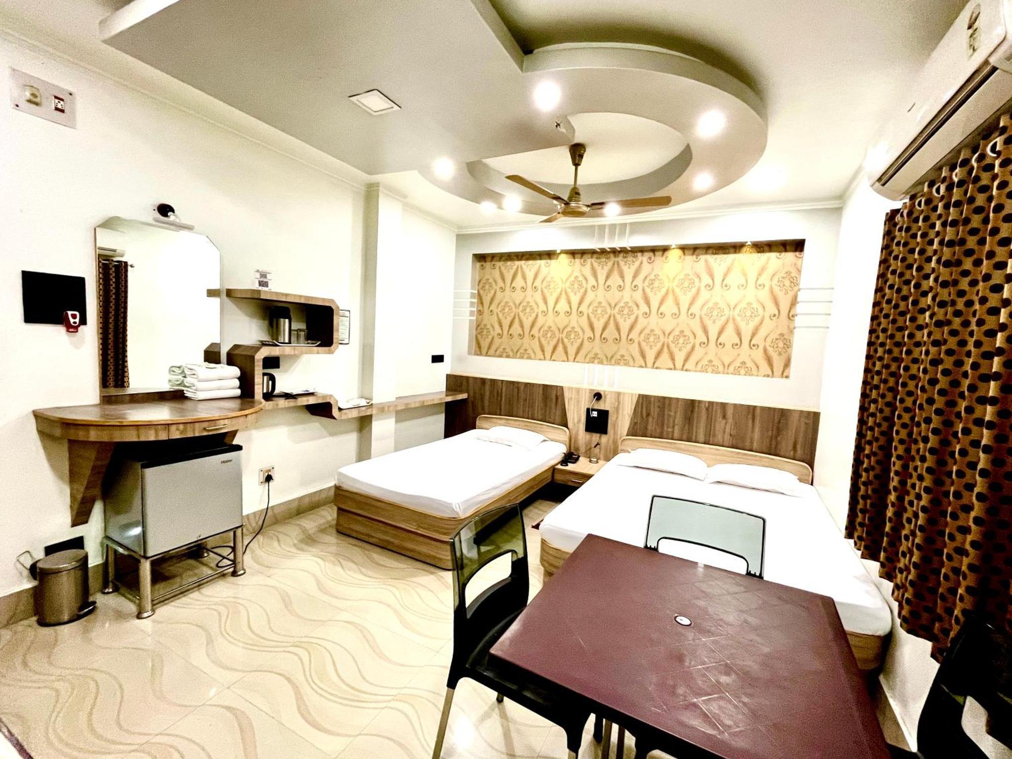 Hotel Samrat Baharampur Buitenkant foto