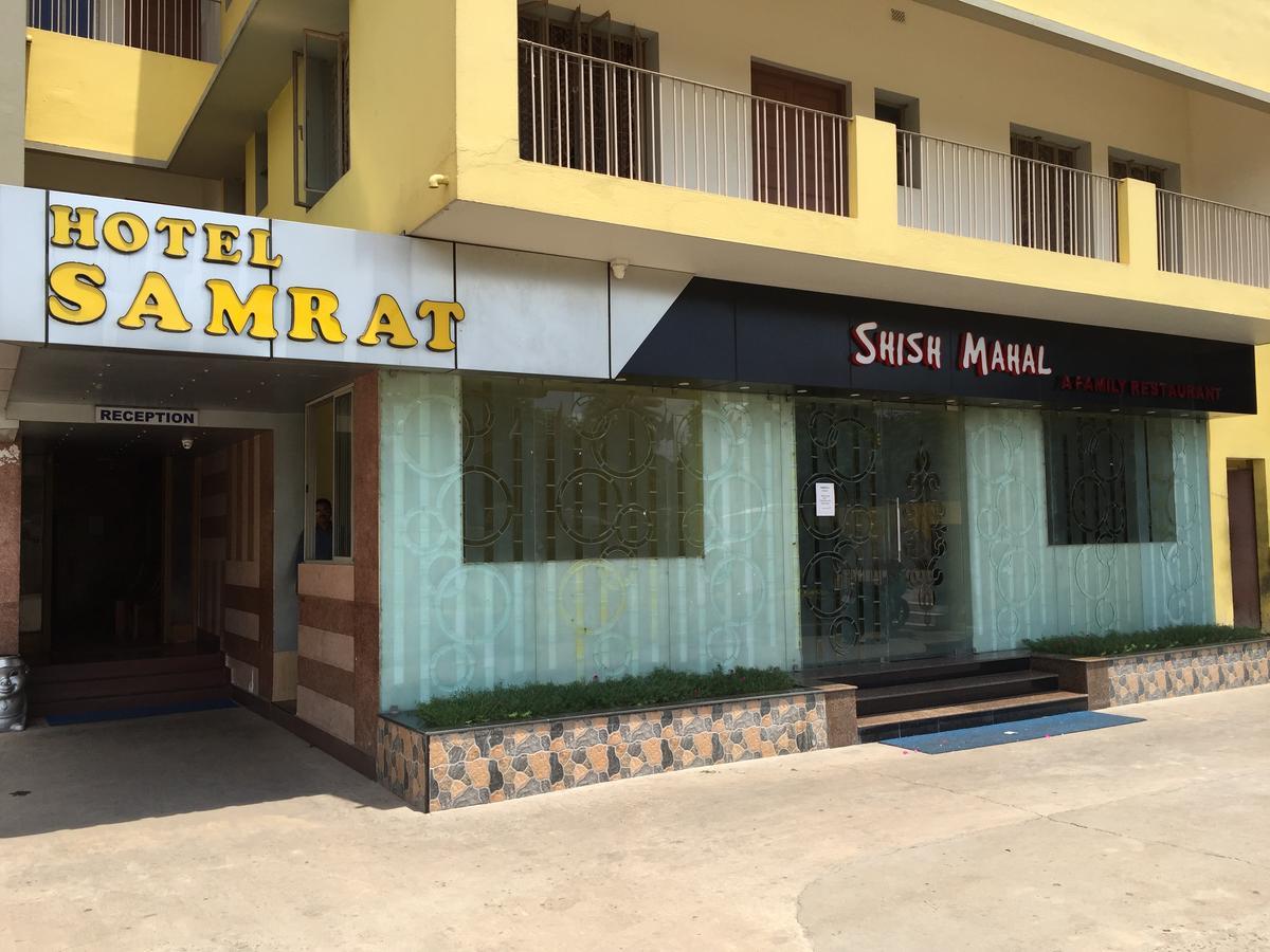 Hotel Samrat Baharampur Buitenkant foto