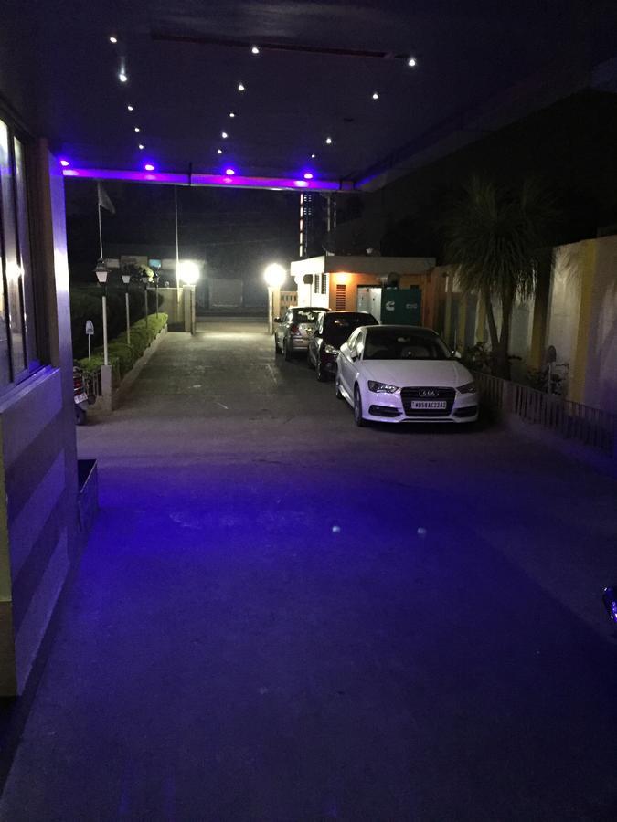 Hotel Samrat Baharampur Buitenkant foto