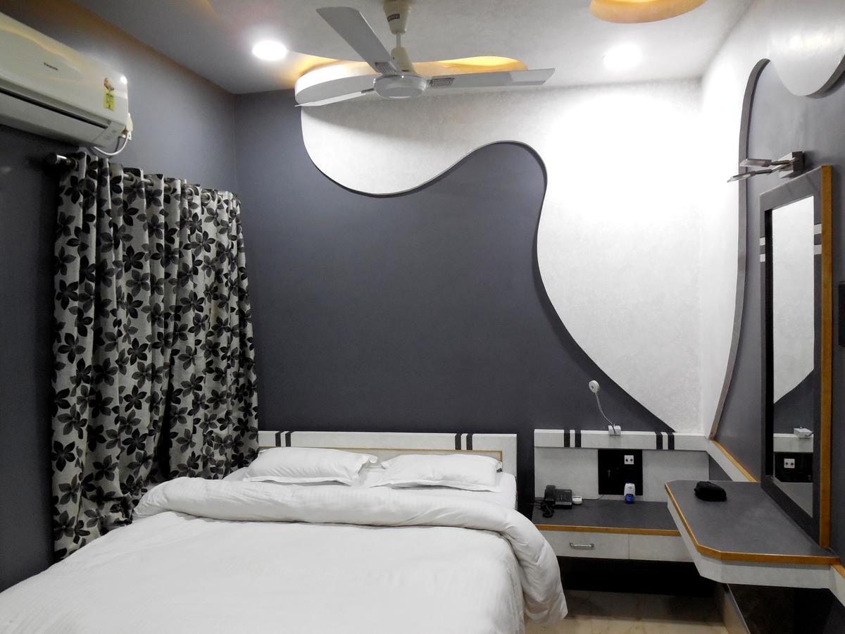 Hotel Samrat Baharampur Buitenkant foto