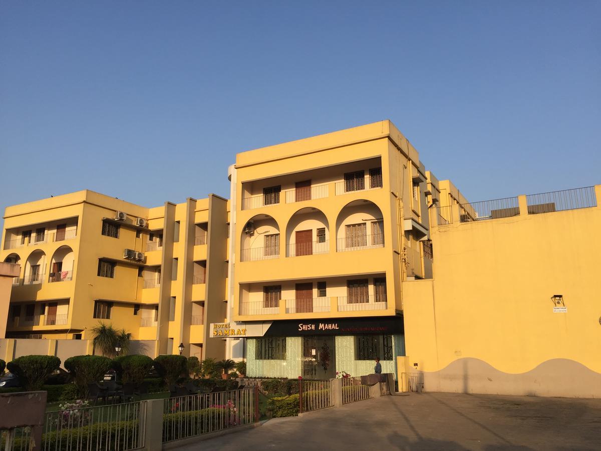Hotel Samrat Baharampur Buitenkant foto