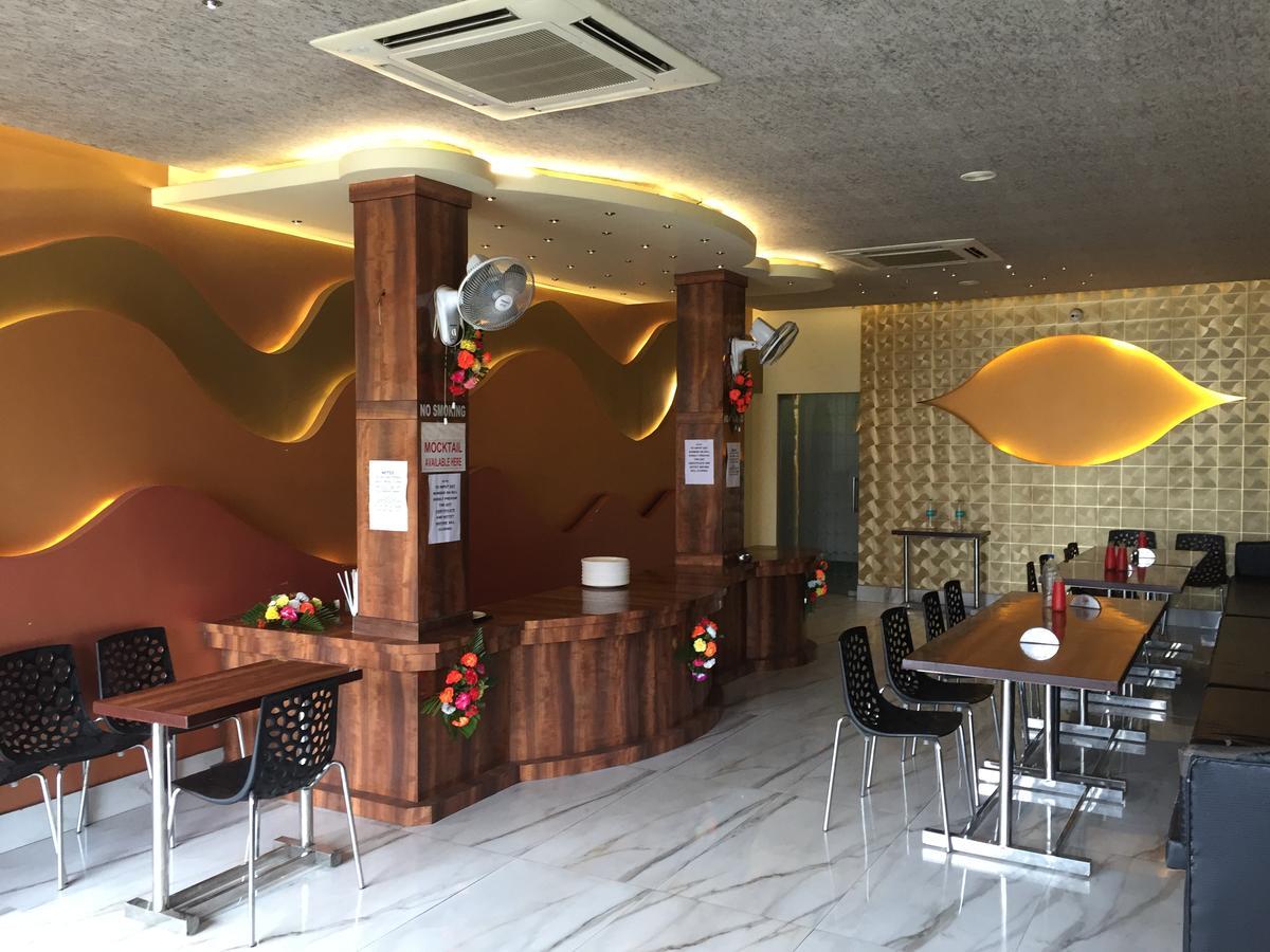 Hotel Samrat Baharampur Buitenkant foto