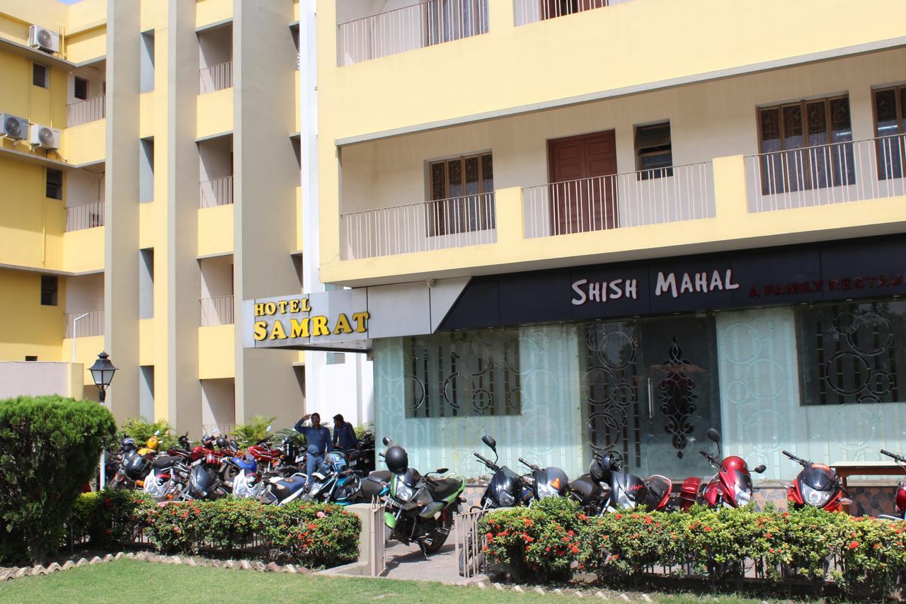 Hotel Samrat Baharampur Buitenkant foto