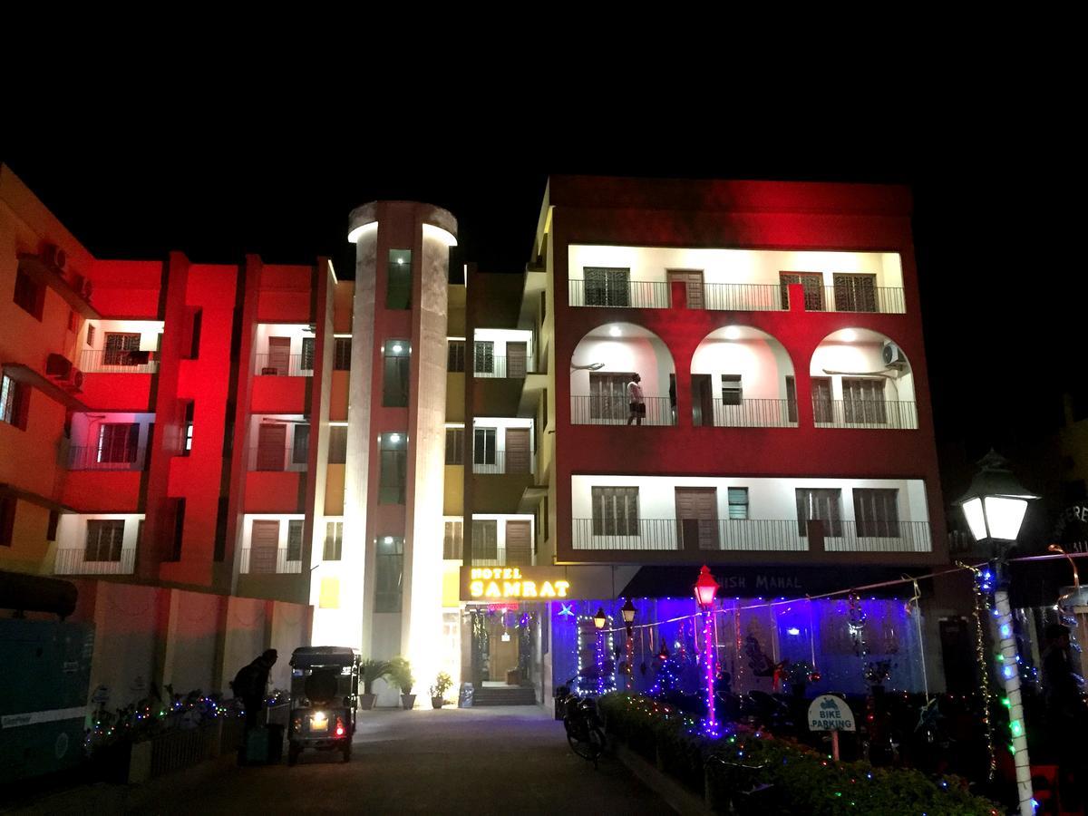 Hotel Samrat Baharampur Buitenkant foto